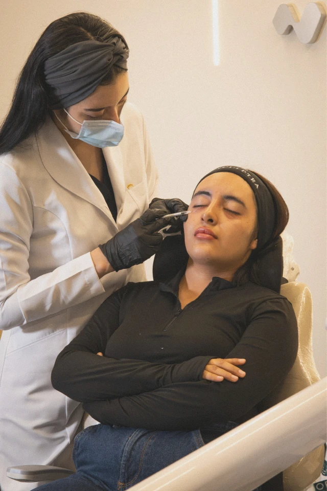Dra. Ofelia atendiendo a una paciente en la clínica de Querétaro